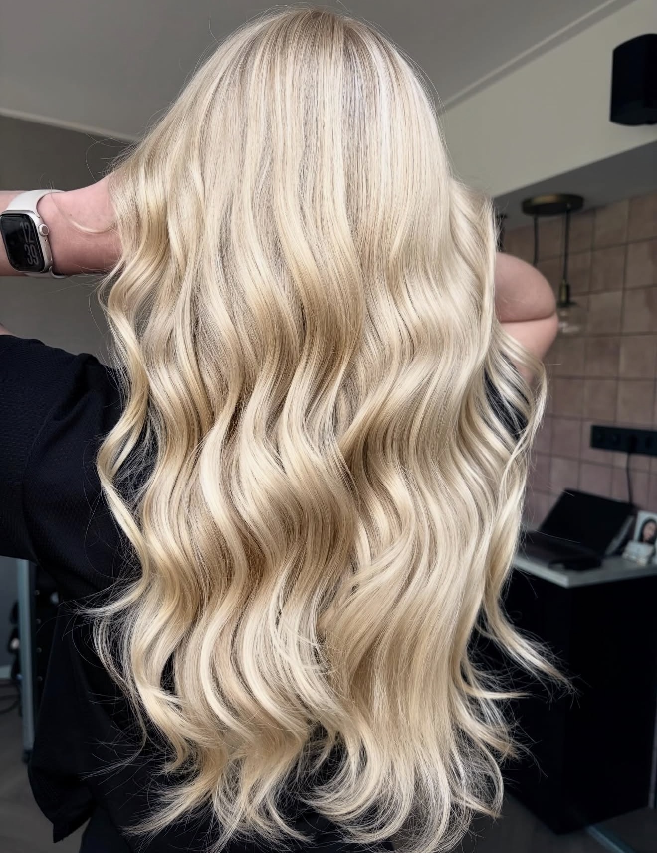 After look met zacht golvend blond haar