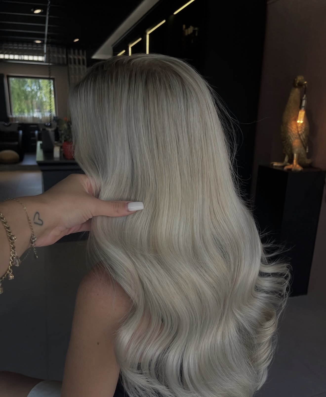 After look met koel blond golvend haar