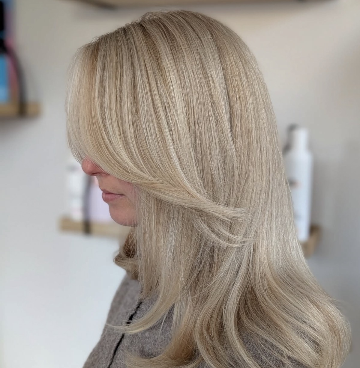 After look met blond haar in zachte lagen
