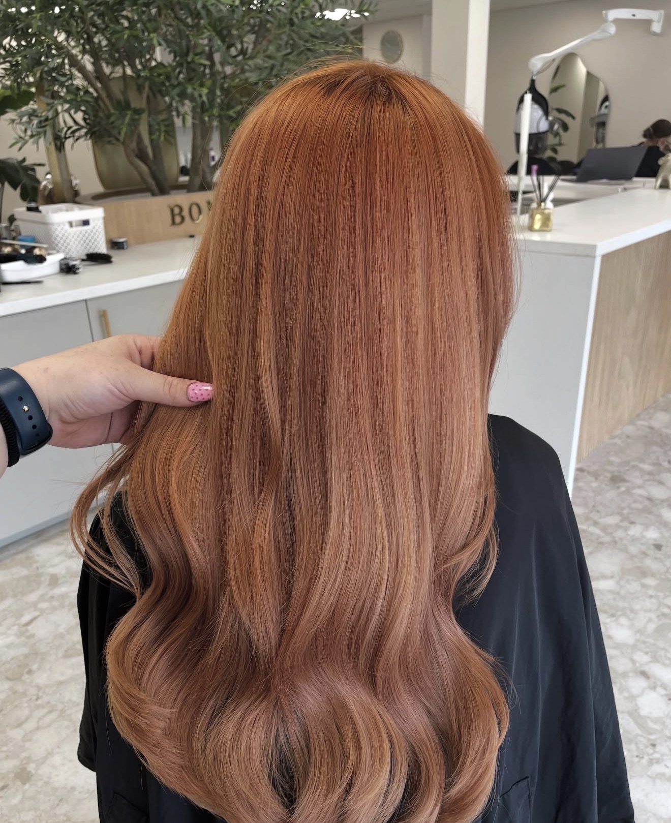 After look met glanzend koperkleurig haar